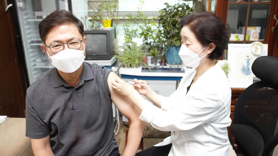 [Korean Vaccine No. 1] ‘Lead by Example’ CEO Ahn Jae-yong, ‘SKYCovione’ as Fourth Vaccination