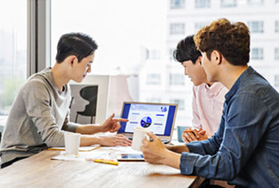 SK Probono 활동 - 회의테이블에 앉아서 토론하는 남자 세명의 사진