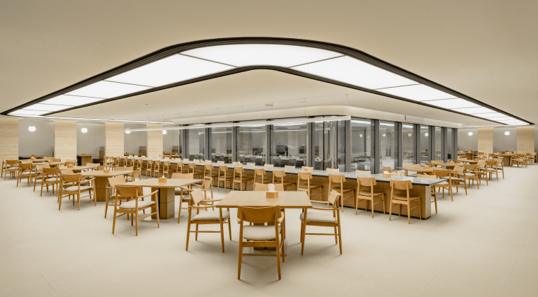 사내 식당의 실내 사진