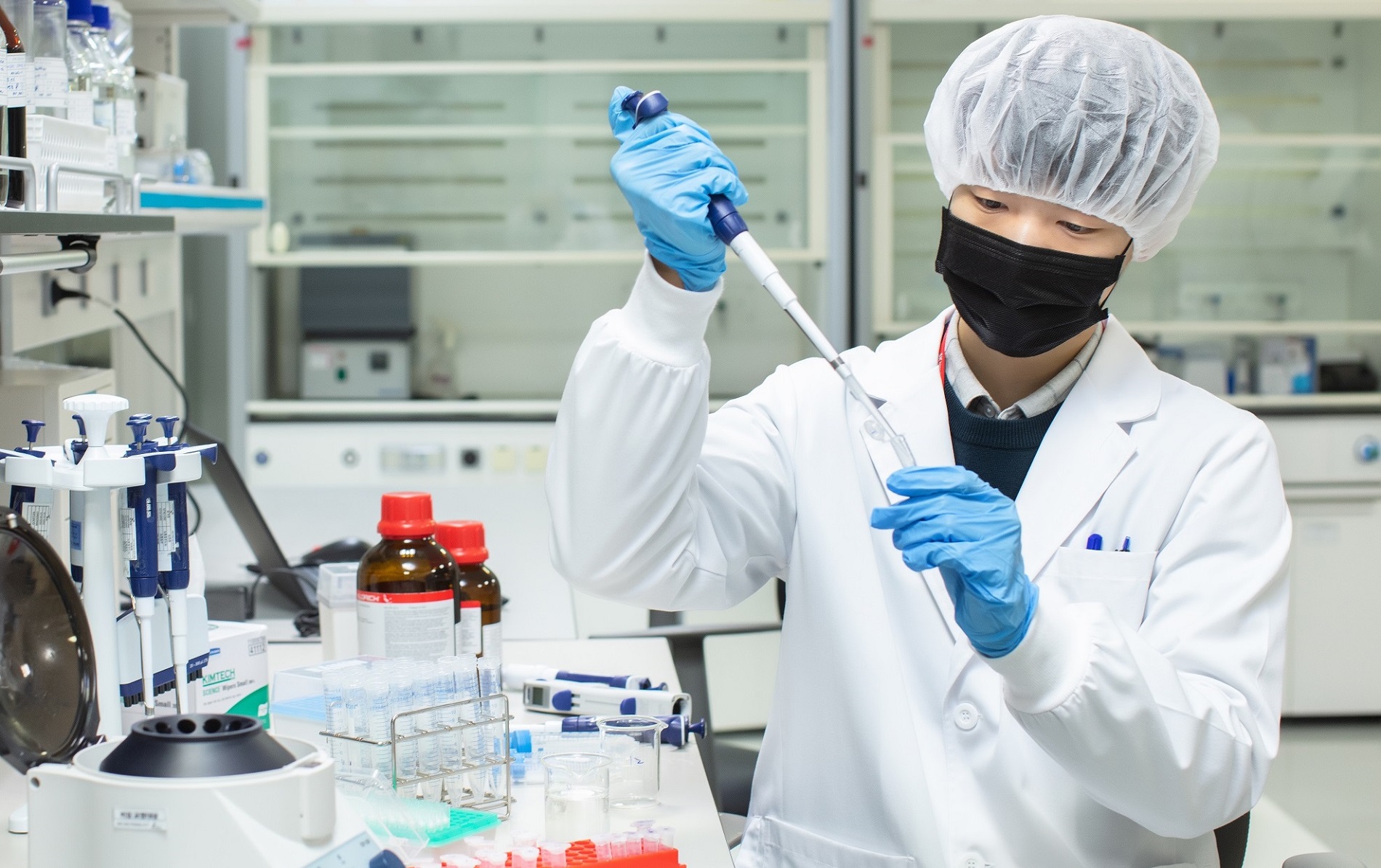 SK바이오사이언스 연구원이 백신 개발을 위한 R&D를 진행하고 있다